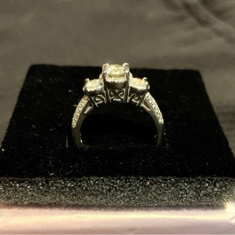 Elegant White Gold Women's Wedding Ring